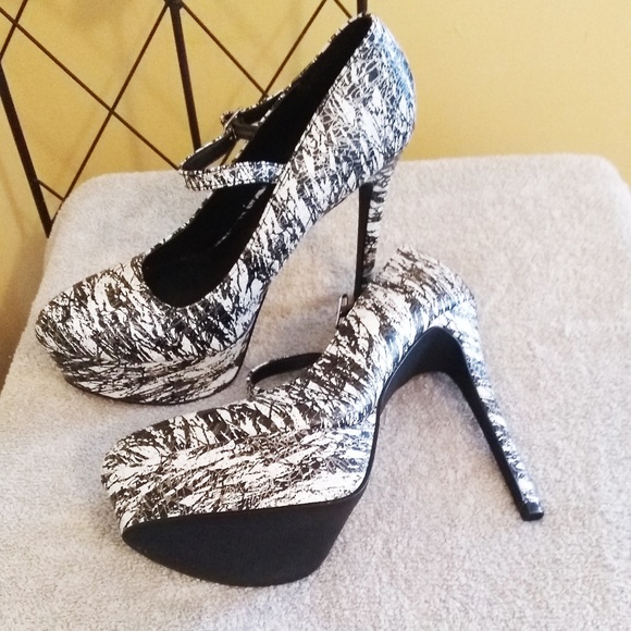 Charlotte Russe Shoes - NEW! Charlotte Russe Black White Platform Heels S8